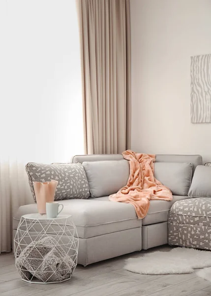 Modern interieur met sofa — Stockfoto