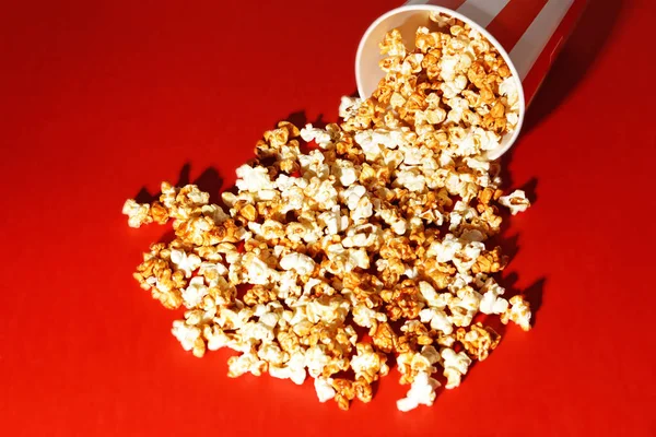 Paper cup with caramel popcorn — Stock Photo, Image