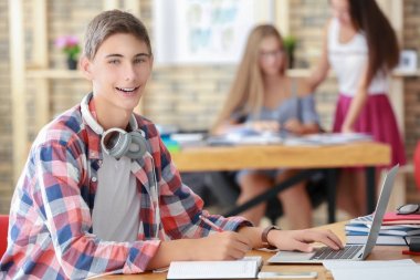 Öğrenci dizüstü bilgisayar kapalı eğitim ile