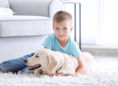 köpek olan küçük çocuk