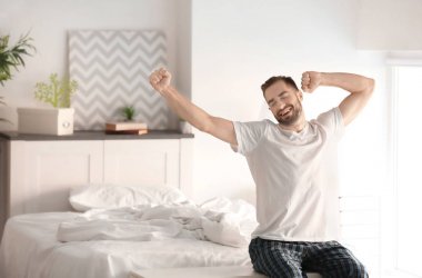 Sabah yatakta evde oturan yakışıklı genç adamın