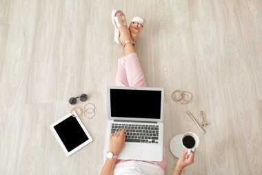 Katta otururken dizüstü kullanarak genç güzellik blogger