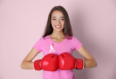 Boks eldivenleri renk arka plan üzerinde giyen kadın