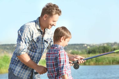 Baba oğluyla birlikte göl'Balık tutma