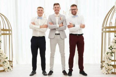 Mutlu yakışıklı damat ile en iyi adam düğün günü, kapalı