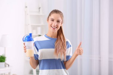 kadın holding şişe