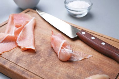 Çiğ jambon sarılı tavuk