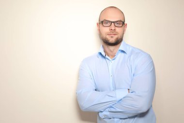 Işık arka plan üzerinde genç adam