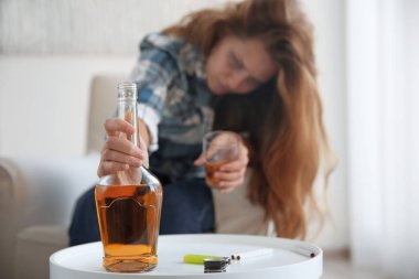 genç kadın içme alkol 