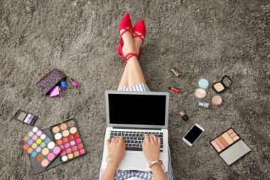 Katta otururken dizüstü kullanarak genç güzellik blogger