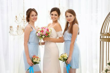 Düğün günü, kapalı nedime ile mutlu güzel gelin