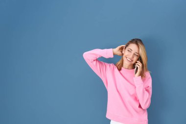 Cep telefonuyla konuşan kadın