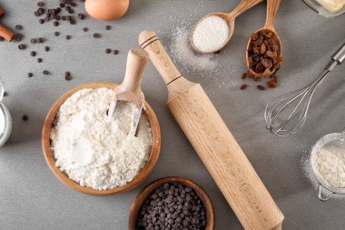 Un gri tablo ile kompozisyon