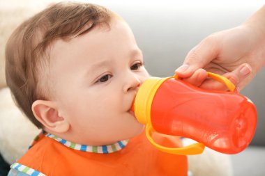 Anne veren bebek şişe ile su kapalı