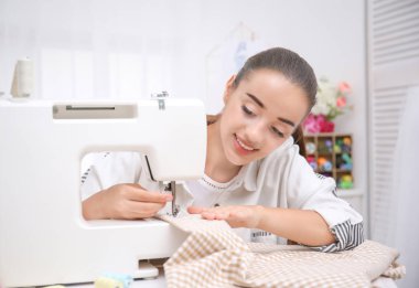 Atölye genç needlewoman