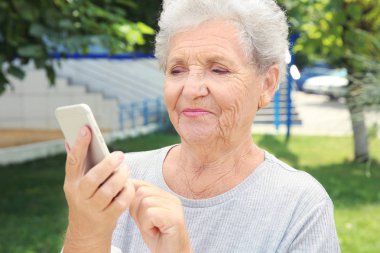 Cep telefonu kullanan yaşlı kadın 