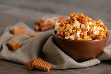 Lezzetli karamelli patlamış mısır ile kase