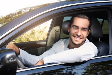 adam arabanın sürücü koltuğuna