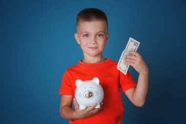  kumbara ile küçük çocuk