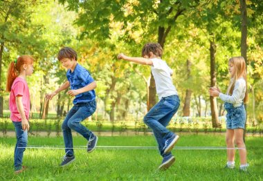 Sevimli küçük çocuklar parkta ip atlama