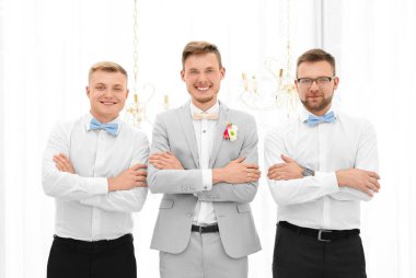 Mutlu yakışıklı damat ile en iyi adam düğün günü, kapalı