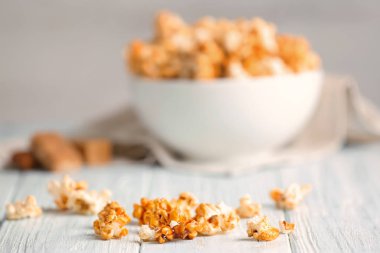 Lezzetli karamelli patlamış mısır