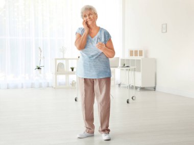 Konuşan yaşlı kadın 