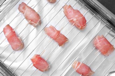 Tavuk ızgara pişirme üzerinde ham pastırma sarılmış