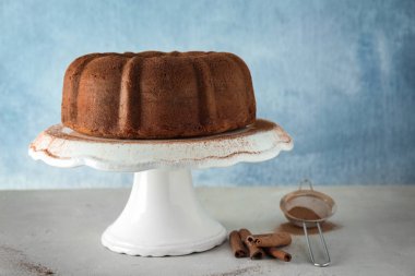 Seramik stand ile lezzetli tarçınlı kek 