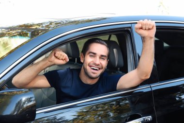 adam arabanın sürücü koltuğuna