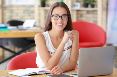 Öğrenci dizüstü bilgisayar kapalı eğitim ile