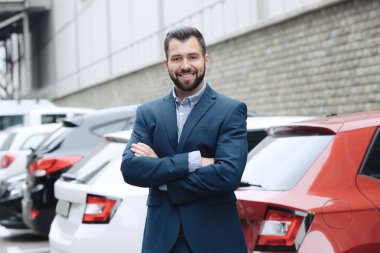 resmi kıyafetli adam 