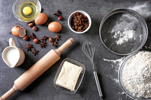 Composição com farinha na mesa cinza — Fotografia de Stock