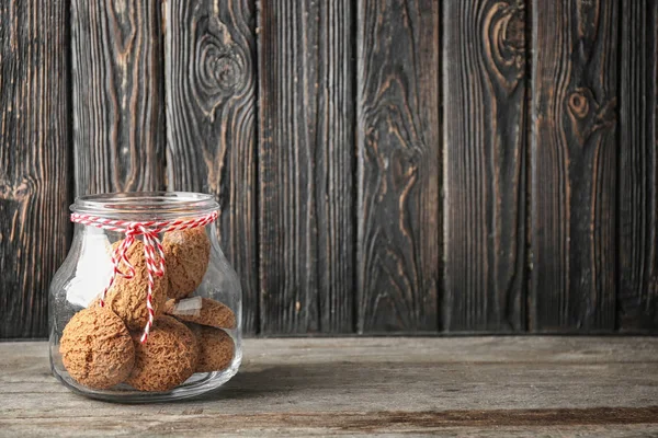 Glass jar with delicious oatmeal cookies — Stock Photo, Image