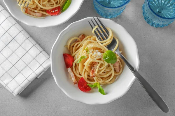 Plate of pasta carbonara with bacon — Stock Photo, Image