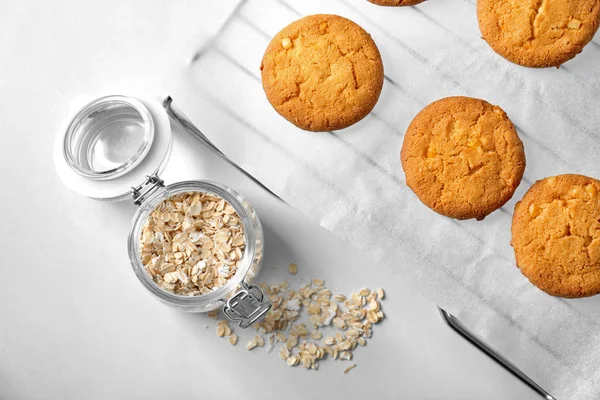 Deliciosas galletas de avena en la mesa — Foto de Stock