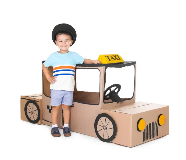Μικρό αγόρι παίζει με χαρτόνι ταξί σε λευκό φόντο — Φωτογραφία Αρχείου