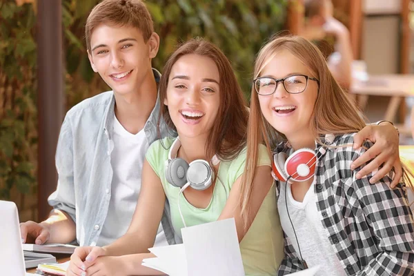 Glückliche Studenten, die gemeinsam im Freien lernen — Stockfoto