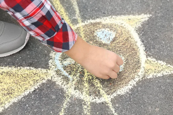 Little child drawing cat with chalk on asphalt, closeup — Stock Photo, Image