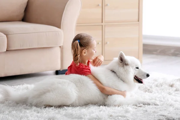 Kleines Mädchen mit Hund — Stockfoto