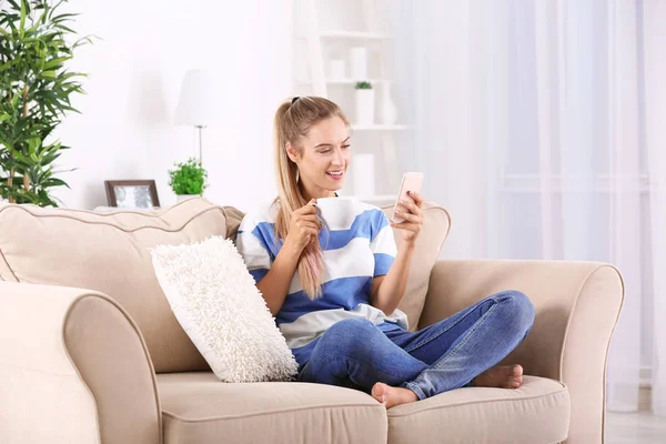 Jonge vrouw met smartphone — Stockfoto