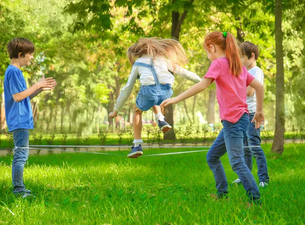 逗人喜爱的小孩子跳绳在公园 — 图库照片