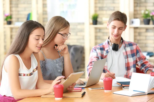 Jóvenes estudiantes estudiando en interiores —  Fotos de Stock