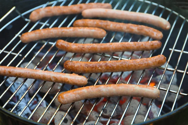 Salsicce sul barbecue Grill — Foto Stock