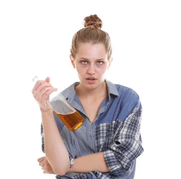 若い女性がアルコールを飲む — ストック写真