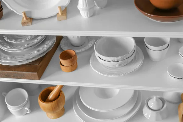 Стойка хранения со столовой посудой в помещении — стоковое фото