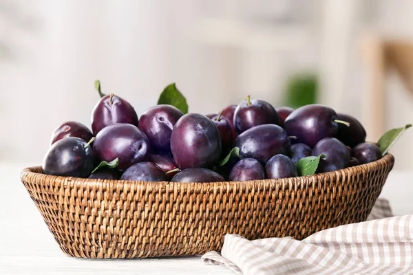 Fresh plums in basket — Stock Photo, Image