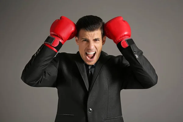 Obchodník v boxerských rukavicích — Stock fotografie