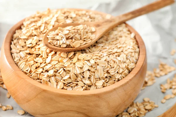 Cuenco con avena cruda en la mesa —  Fotos de Stock