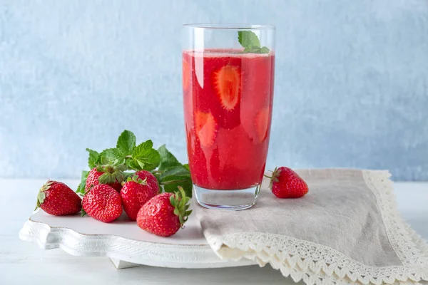 Delicious strawberry smoothie — Stock Photo, Image